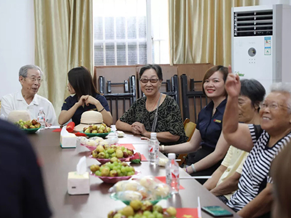 中庭裝飾集團(tuán)丨“情暖中秋，將愛傳承”——走進(jìn)金浦社區(qū)慰問高齡老人